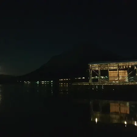 Foldvik Bryggeferie Lodge *
